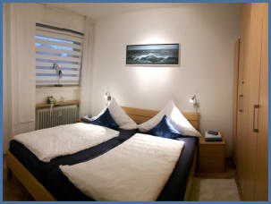 Im Schlafzimmer steht ein Doppelbett mit verstellbarem Lattenrost (1,80m x 2,00m). Zwei Nachtkonsolen, ein großer Kleiderschrank sowie ein weiterer Flachbildfernseher, sind ebenfalls vorhanden.